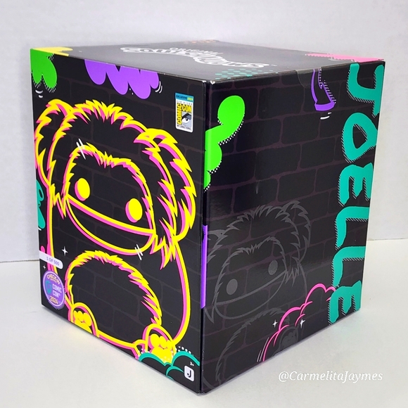 JOELLE💡🐾 SDCC Blacklight Green Bigfoot Collectors Box Set 1 in 500 w light NIB - Picture 3 of 10